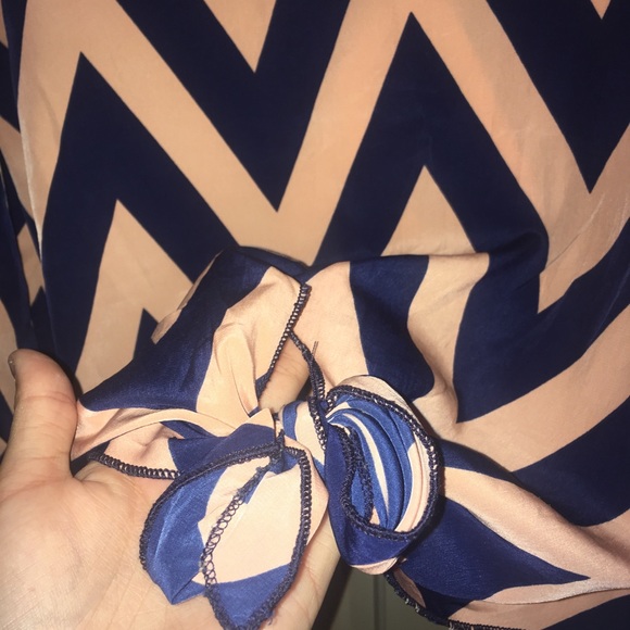 NAVY&PEACH CHEVRON TOP - Picture 2 of 3